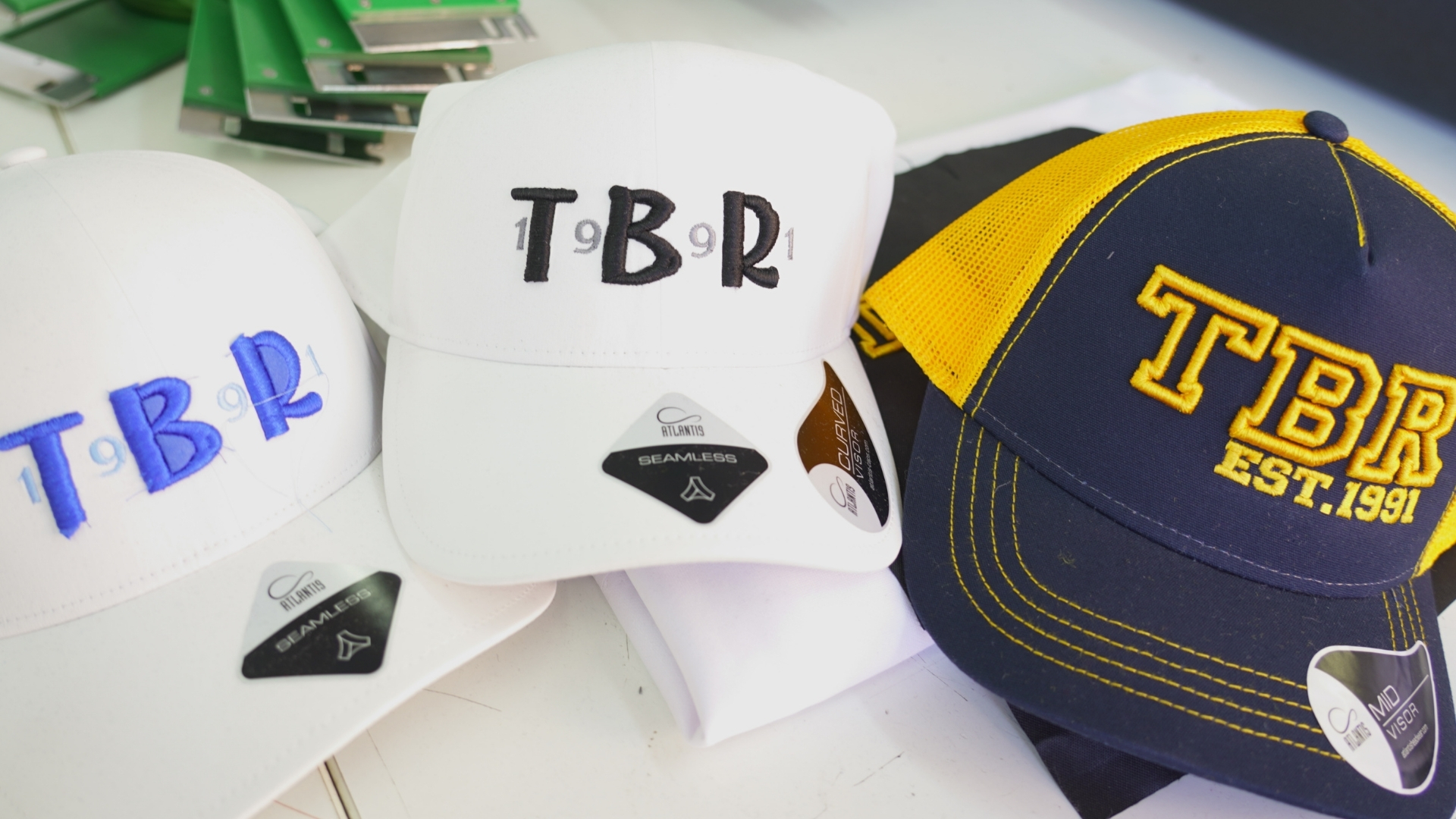 El bordado 3D es una técnica que permite que el logotipo o diseño sobresalga del tejido, creando un efecto de volumen visible y táctil