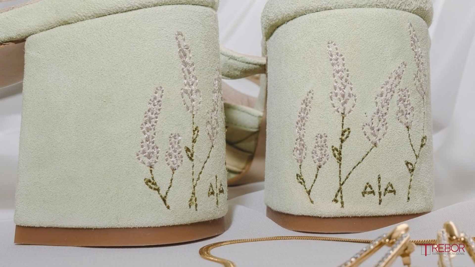 Zapatos de novia personalizados con bordado por Trebor Marketing Promocional. Un trabajo sobre calzado que incorpora un detalle especial para el día de la boda.